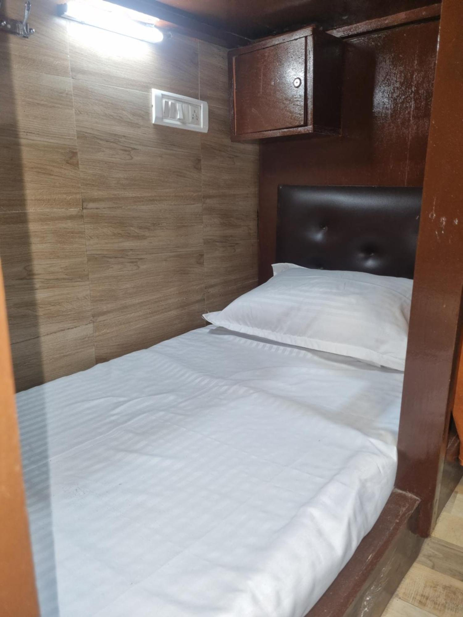 Unibed Dormitory Мумбаи Экстерьер фото