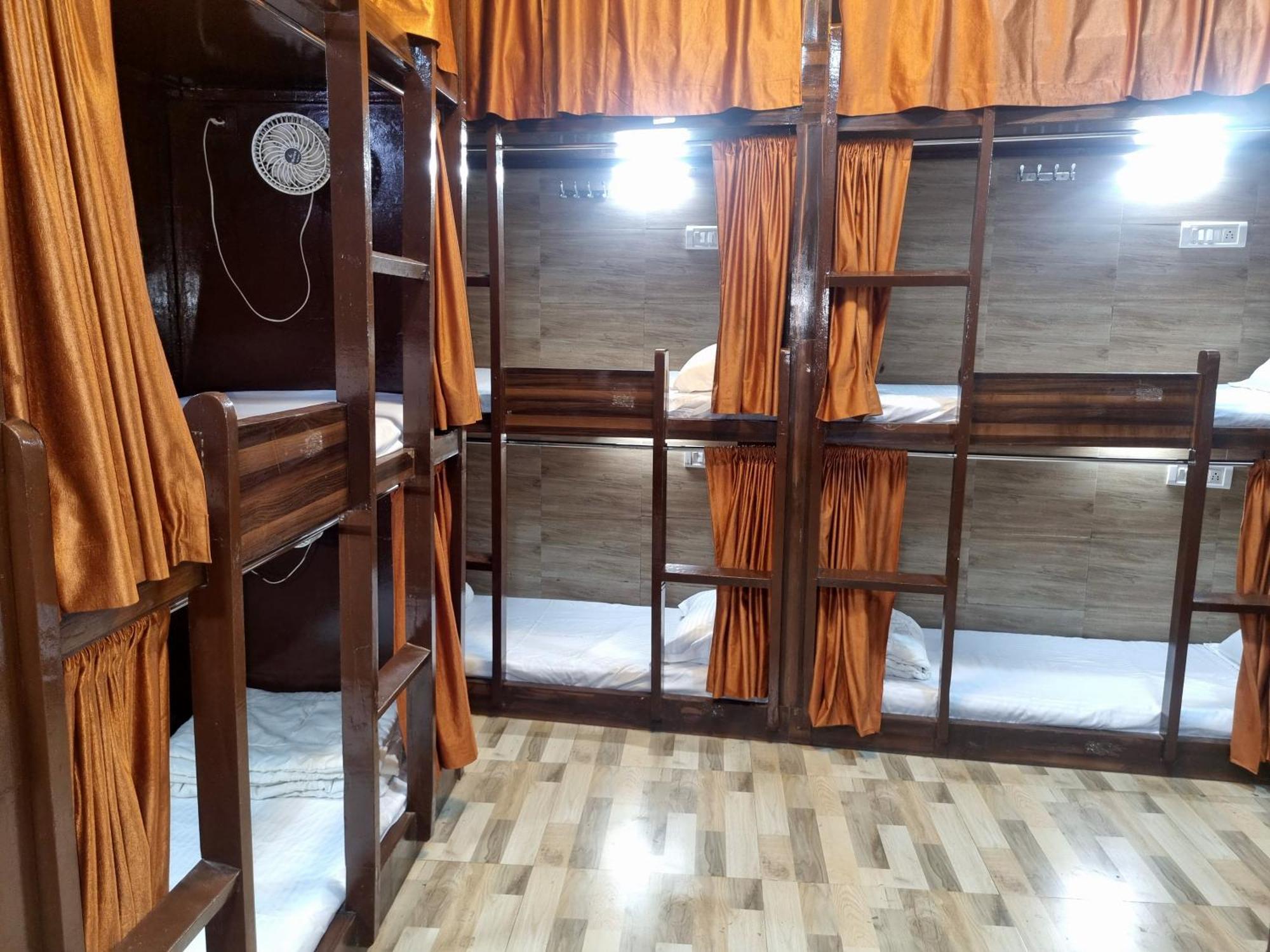 Unibed Dormitory Мумбаи Экстерьер фото