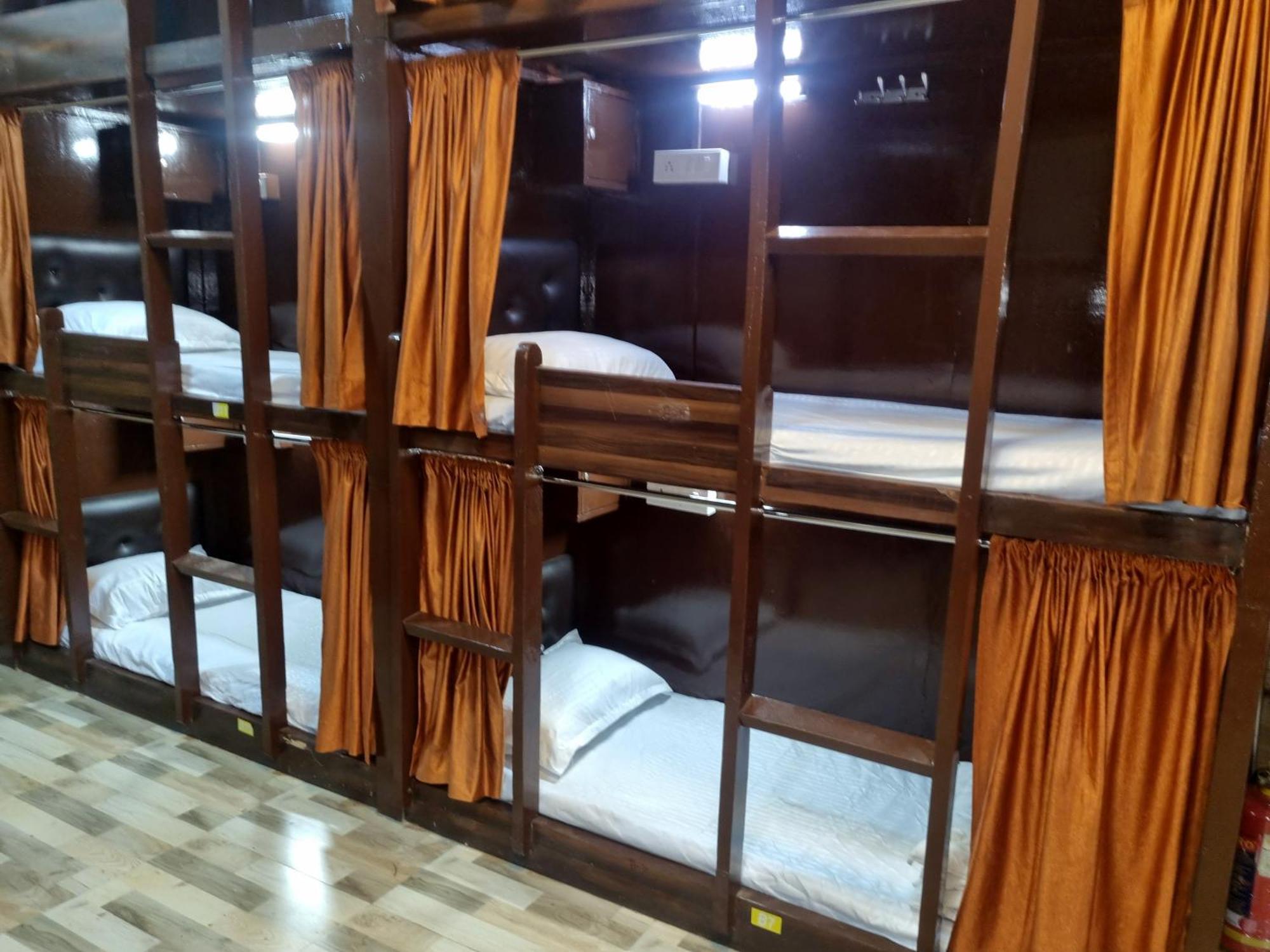 Unibed Dormitory Мумбаи Экстерьер фото